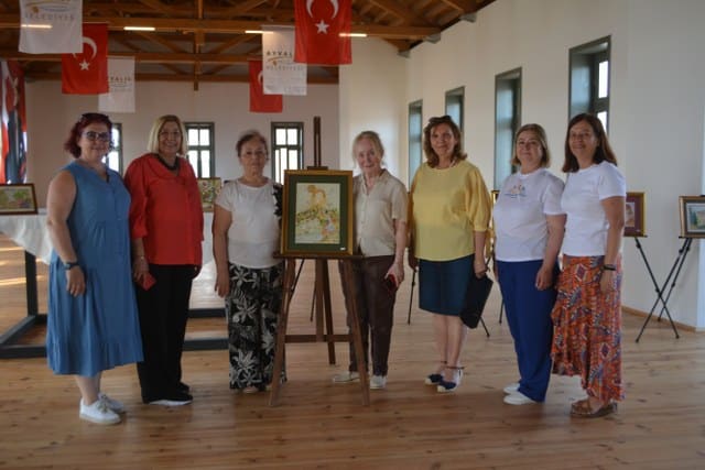 Balıkesir’in Ayvalık ilçesinde Türk tarihinin en önemli sanatlarından olan minyatür ve tezhip sergisi açıldı. Ayvalık Belediyesi’ne ait Kırlangıç AVM’de açılan sergi yoğun ilgi gördü.