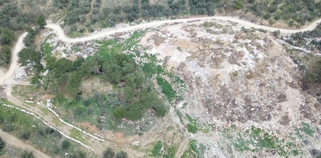 Balıkesir Büyükşehir Belediyesi, vahşi depolama alanlarının ıslah edilmesi çalışmalarını sürdürerek sona yaklaşıyor. Altınoluk Vahşi Depolama Alanı'nda başlayan çalışmaların tamamlanmasıyla birlikte Balıkesir'deki vahşi depolama alanları tarihe karışacak. Bu rehabilitasyon projesiyle 113 futbol sahası büyüklüğünde bir alanda çevre düzenlemesi gerçekleştirilmiş olacak.