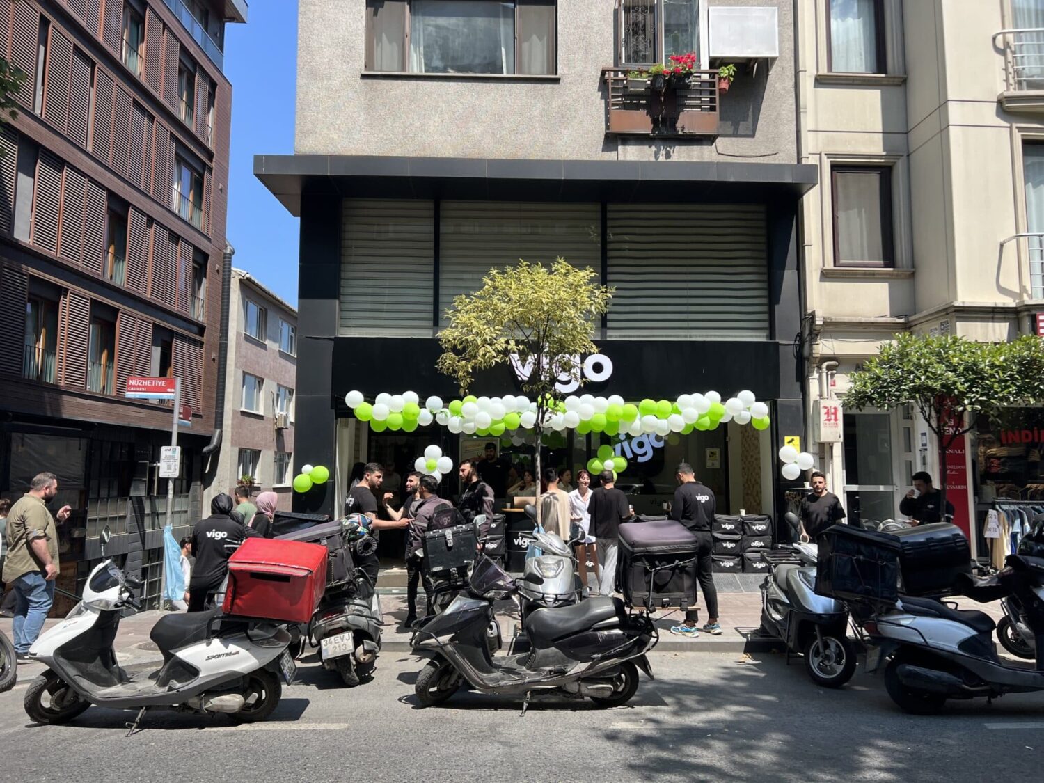 MOTO KURYELERE BAYRAM HEDİYESİ 'DÜNYA MOTOSİKLET GÜNÜ'NDE MOTO KURYELERE MOTOR YAĞI DAĞITILDI