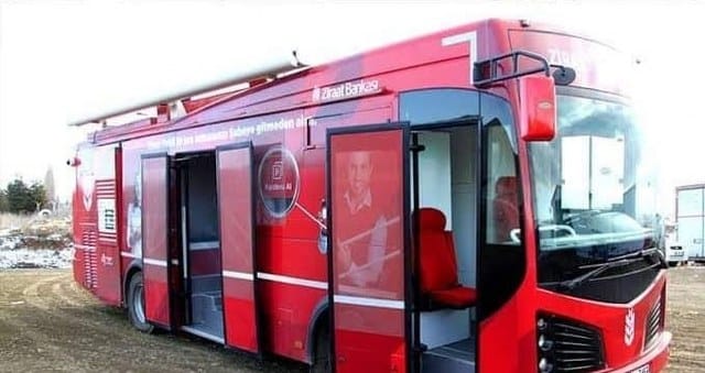 Balıkesir'in Avşa adasında yaz sezonunun başlamasıyla birlikte nüfus yoğunluğu arttı. Vatandaşların bankacılık hizmetlerini karşılayabilmek için Mobil Gezici Şube kuruldu.