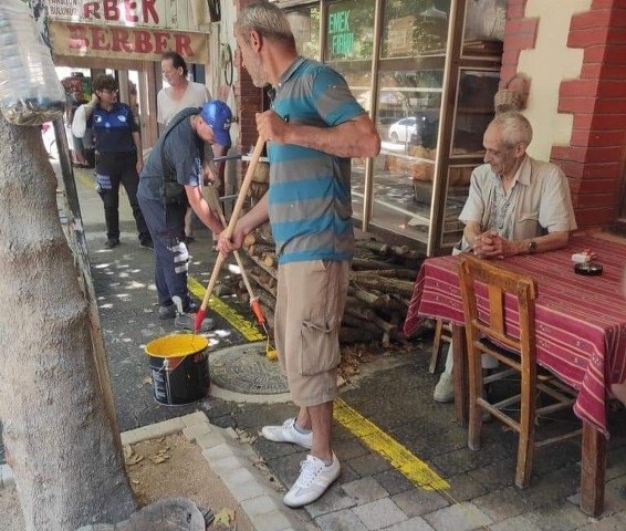 Kaldırım işgali sınırlarını aşan esnafa yönelik Erdek Belediyesi Zabıta Müdürlüğü’ne bağlı ekipler tarafından işgal sınırları çizildi. 