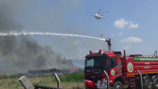 Balıkesir’in Edremit ilçesinde yüzlerce dönüm tarım arazisini etkisi altına alan yangın meydana geldi. Yangın, havadan ve karadan yapılan müdahalelerle kontrol altına alındı.