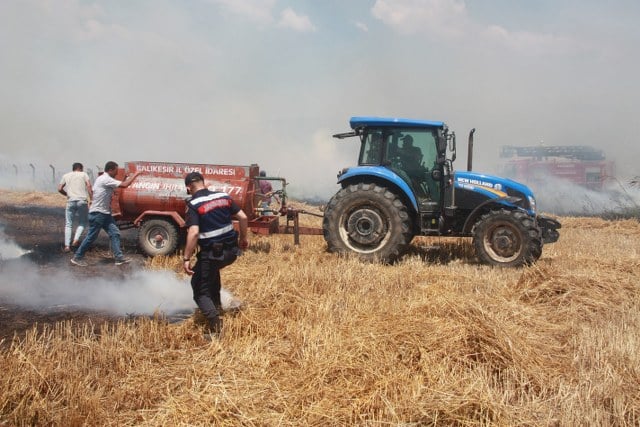 Balıkesir’in Edremit ilçesinde yüzlerce dönüm tarım arazisini etkisi altına alan yangın meydana geldi. Yangın, havadan ve karadan yapılan müdahalelerle kontrol altına alındı.