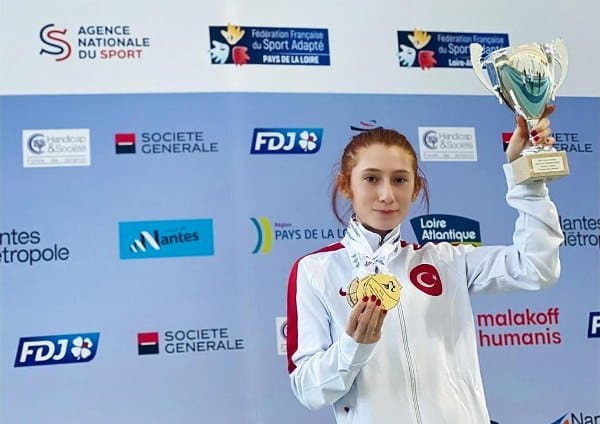 Balıkesir Büyükşehir Belediyespor Kulübü sporcusu Muhsine Gezer, 2023 VIRTUS Global Oyunları'nda Özel Sporcular Kadın Milli Takımı ile birlikte 'oyunlar’ rekorunu kırarak altın madalya kazandı. Ayrıca Gezer, 800 metrelik bireysel bayrak yarışında da ikinci sırayı elde etti.