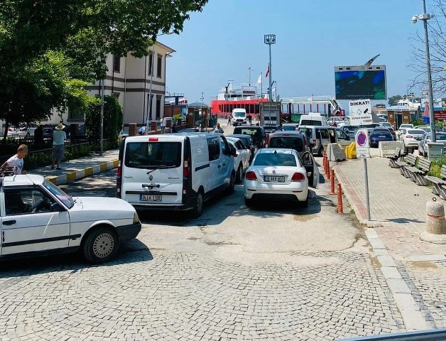 Balıkesir’in Erdek ilçesinde her yaz nüfus yoğunluğuyla birlikte trafik çilesi de artıyor. Limana ulaşmak isteyen araçlar trafiği alt üst ediyor.