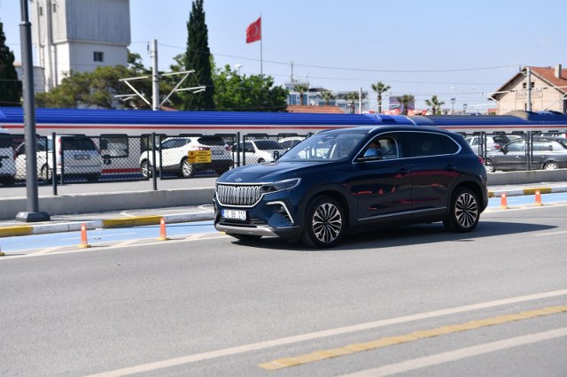 Balıkesir Büyükşehir Belediyesi, Türkiye'nin ilk yerli ve milli otomobili TOGG'un tanıtımını şehirde gerçekleştiriyor. Vatandaşların büyük beğenisini kazanan TOGG, test sürüşü için sunulduğunda tam not aldı. Araç sahibi olmadan önce sürücüler, TOGG'u mutlaka test etmeleri konusunda tavsiyede bulunuyor.