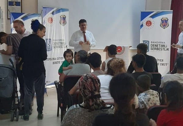 Balıkesir'in Bandırma ilçesindeki denetim gören çocuk yükümlülere Kurban Bayramı sebebiyle giyim çeki hediye edildi.