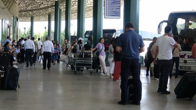 9 günlük Kurban Bayramı tatilini değerlendirmek isteyen vatandaşlar, aileleriyle birlikte otobüs terminallerinde yoğunluk oluşturmaya başladı. Kimi vatandaşlar tatil beldelerine, kimisi ise aile ziyareti için yola koyulmaya başladı.