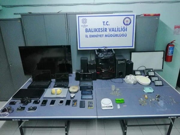 Balıkesir'in Erdek ilçesinde, Emniyet Müdürlüğü görevlilerinin çalışmaları sonucunda, çalıntı olduğu tespit edilen malzemeler bir ikamette ele geçirildi.