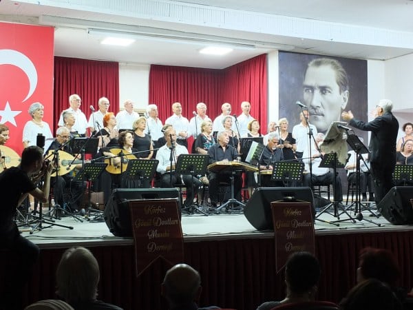 Burhaniye ilçesinde faaliyet gösteren Körfez Gönül Dostları Musiki Derneği Türk Sanat Müziği Korosu, 14 yıl önce kurulduğu tarihten bu yana birçok başarıya imza attı. Koronun Reha Yurdakul Kültür Merkezi'nde düzenlediği son konser, büyük ilgi gördü. 
