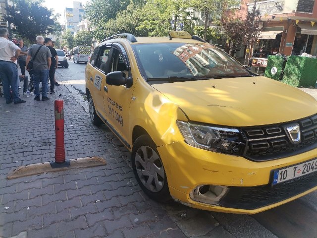 Balıkesir'in Bandırma ilçesinde bir ticari taksinin dönüş yaparken geldiğini fark etmediği motosiklet ile çarpışması sonucu meydana gelen kazada motosiklet sürücüsü yaralandı.
