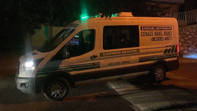 Kocaeli’nin Çayırova ilçesinde kan donduran bir cinayet işlendi. Baba ve oğlu arasındaki tartışma oğlunu boğazından bıçaklayarak öldürmesiyle son buldu.