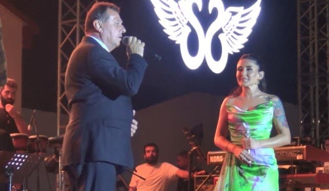 Tekirdağ’ın Muratlı ilçesinde konser veren şarkıcı Melek Mosso, kendisine sarılmak isteyen Muratlı Belediye Başkanı Nebi Tepe'ye verdiği "Sarılalım, sonra sıkıntı olmasın" yanıtı sosyal medyada gündem oldu.