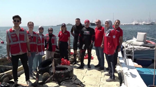Pendik Belediyesi tarafından Arama Kurtarma (PEAK) "Pendik Afet ve Risklerin Bilincinde" projesi çerçevesinde gerçekleştirilen "Deniz dibi temizliği"nde çok sayıda atık çıkarıldı. Araç lastiği, sandalye ve elektrikli ısıtıcının çıkması görenleri şaşkına çevirdi.