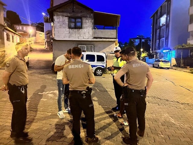 Bayram tatili ve yaz tatili sebebiyle nüfusun 5 katına çıktığı Edremit’te polis ‘Bayram Huzuru’ operasyonunda, vatandaşın güvenliği için şüphelenilen yerleri ve araçları didik didik aradı.