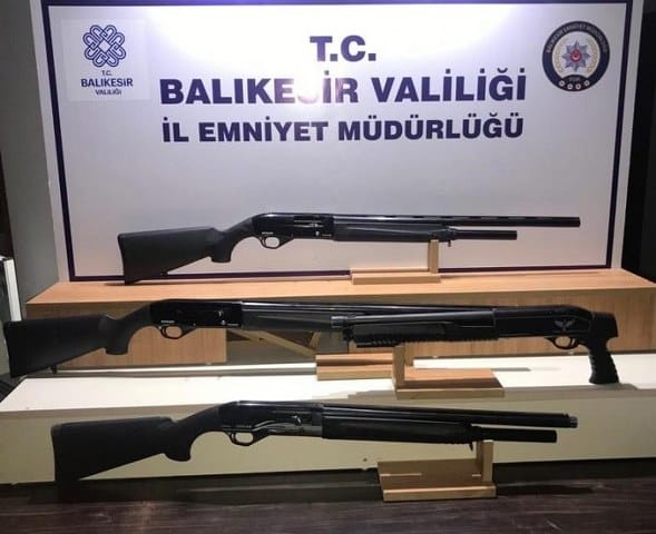 Bayram tatili ve yaz tatili sebebiyle nüfusun 5 katına çıktığı Edremit’te polis ‘Bayram Huzuru’ operasyonunda, vatandaşın güvenliği için şüphelenilen yerleri ve araçları didik didik aradı.