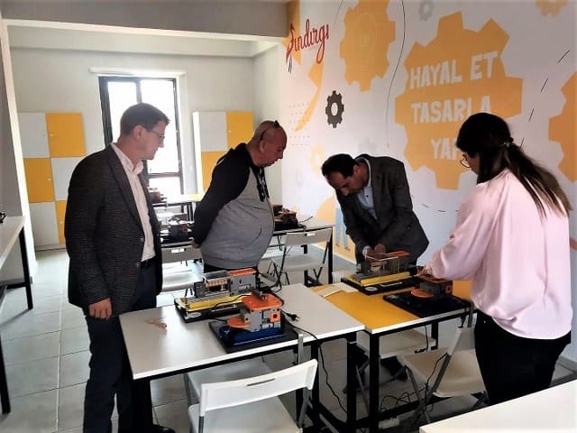 Balıkesir’in Sındırgı ilçesinde Belediye ve Zenit Madencilik iş birliği ile Kocahan Çarşı'da bilim merkezi çalışmaları tamamlandı. Sındırgı Bilim Merkezi geleceğe ışık tutacak.