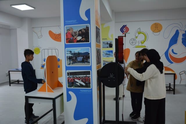 Balıkesir’in Sındırgı ilçesinde Belediye ve Zenit Madencilik iş birliği ile Kocahan Çarşı'da bilim merkezi çalışmaları tamamlandı. Sındırgı Bilim Merkezi geleceğe ışık tutacak.