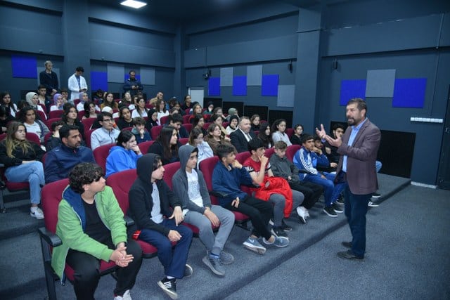 Balıkesir’in Sındırgı ilçesinde Belediye ve Zenit Madencilik iş birliği ile Kocahan Çarşı'da bilim merkezi çalışmaları tamamlandı. Sındırgı Bilim Merkezi geleceğe ışık tutacak.
