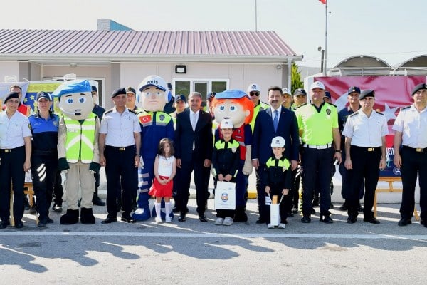 Balıkesir Valisi Hasan Şıldak, Kurban Bayramı öncesi ve bayram süresince önemli bir geçiş güzergahında bulunan Değirmenboğazı Yol Kontrol Noktası'nda gerçekleştirilen "Trafik Farkındalığı Uygulaması"nda sürücülere trafik kurallarına uymaları konusunda hatırlatmalarda bulundu. Vali Şıldak, Balıkesir sınırları içinde her 10 kilometrede bir ekibin görev yapacağını belirtti.