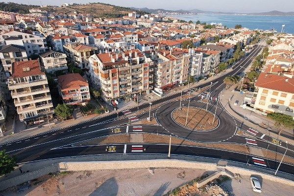 Ayvalık Belediyesi tarafından Balıkesir Büyükşehir Belediyesi'nin destekleriyle inşa edilen 5. akıllı kavşak projesi tamamlandı. Armutçuk Pazarı girişinde yer alan kavşak, Ayvalık'ta meydana gelen trafik kazalarının en yoğun olduğu noktalardan biri olarak biliniyordu. Yeni kavşak projesi, vatandaşlar tarafından memnuniyetle karşılandı.