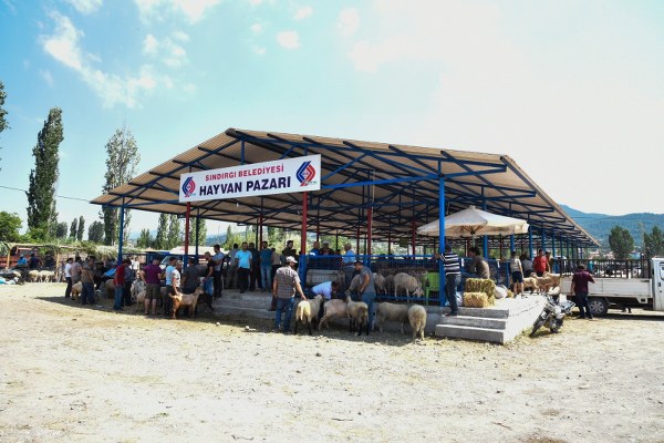 Sındırgı ilçesinde, Balıkesir'in Kocakonak Panayır alanında Sındırgı Belediyesi tarafından oluşturulan hayvan pazarında, daha önceden çamlık mevkisinde kurulan çadırlarda hizmet veren kurban pazarı, 4 yıldır faaliyet gösteriyor.