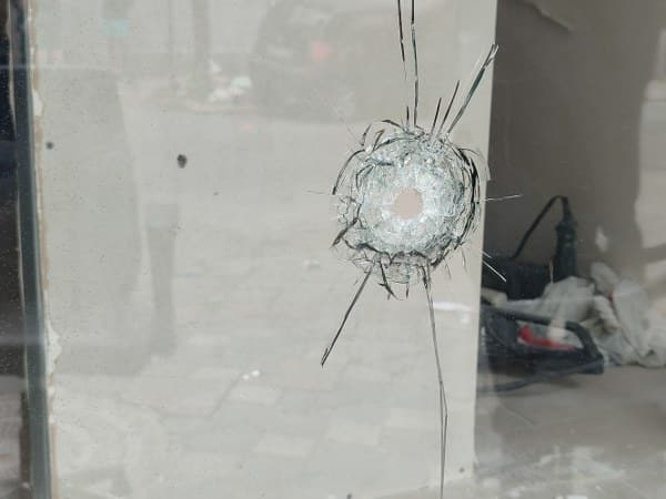Zeytinburnu'nda, yabancı uyruklu iki grup arasında meydana gelen silahlı çatışma sonucunda bir kişi ağır yaralandı ve hemen hastaneye sevk edildi. Bu olayda, kurşunlar bir iş yerine ve bir aracın camına isabet etti.