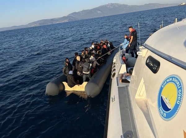 Çanakkale'nin Ayvacık ilçesi açıklarında, Yunan Sahil Güvenlik birimleri tarafından Türk karasularına geri itilerek ölüme terk edilen lastik botlarda bulunan 99 kaçak göçmen kurtarıldı. Olay, 3 farklı noktada meydana geldi.
