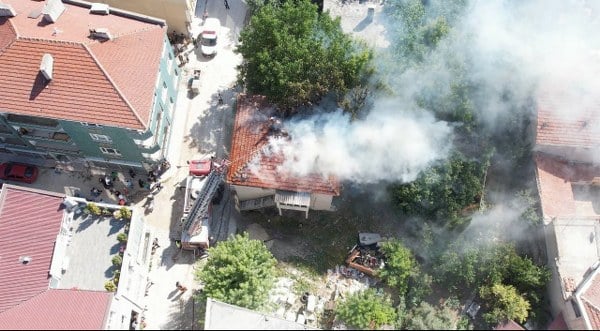 Pınarhisar ilçesinde bir binanın çatı katında çıkan yangın olayı meydana geldi. Dumandan etkilenen üç kişi, aralarında iki çocuğun da bulunduğu yangın esnasında kurtarıldı ve hemen hastaneye sevk edildi.