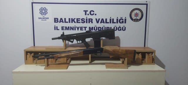 Balıkesir'in Edremit ilçesinde iki grup arasında çıkan sözlü tartışmanın silahlı kavgaya dönmesi sonucu 6 kişi yaralanırken birinin hayati tehlikesi bulunduğu bildirildi. 
