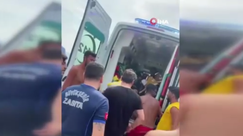 İstanbul'un Avcılar ilçesinde halk plajında denize giren Suriye uyruklu 14 yaşındaki çocuk boğularak hayatını kaybetti.