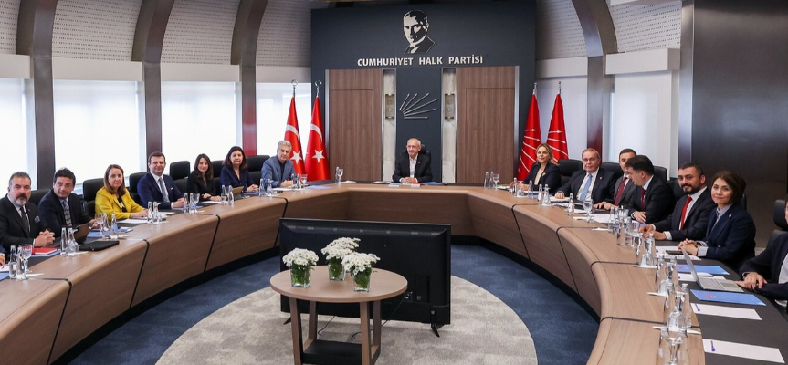 CHP yeni MYK'sı dün toplandı ve kurultay takviminin detayları belli oldu. Gerçekleştirilen toplantının ardından takvimin başlangıcı belirlendi. 5 Ağustos'ta ilçe 16 Eylül'de ise il kongreleri yapılacak. Olağan kurultay ise il kongrelerinin bitiminin ardından, Parti Meclisi'nin (PM) belirleyeceği tarihte yapılacak.