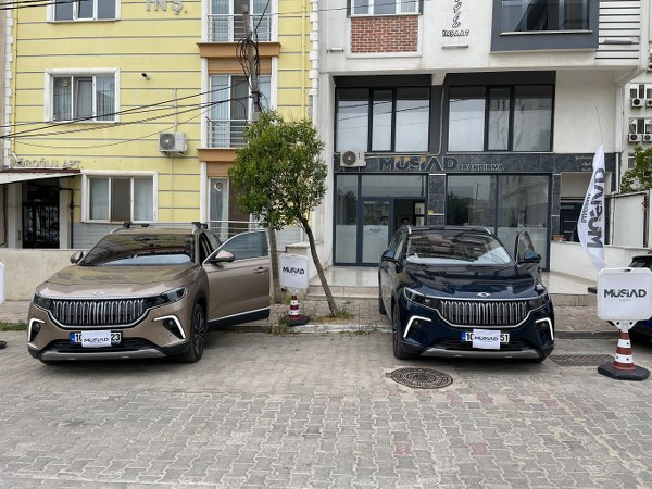 Türkiye'nin Otomobili Girişim grubu tarafından tasarlanarak üretime başlanan ve Devrim Otomobilinden sonra yerli ve milli özelliği ile vatandaşlar tarafından ilgi gören TOGG'un Bandırma'daki ilk sahipleri Serdar Tüysüzoğlu ve Serkan Altuntaş oldu.