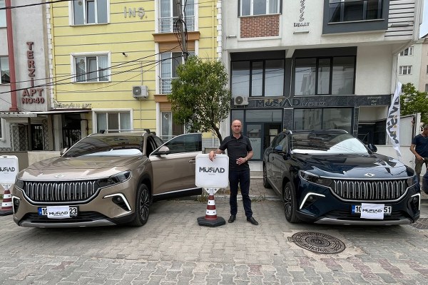 Türkiye'nin Otomobili Girişim grubu tarafından tasarlanarak üretime başlanan ve Devrim Otomobilinden sonra yerli ve milli özelliği ile vatandaşlar tarafından ilgi gören TOGG'un Bandırma'daki ilk sahipleri Serdar Tüysüzoğlu ve Serkan Altuntaş oldu.