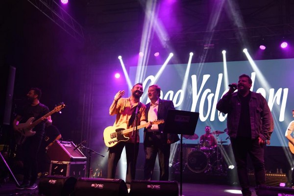 Balıkesir Karesi Belediyesi tarafından gerçekleştirilen Yaza Merhaba konserinde sahne alan ‘Gece Yolcuları’ vatandaşlarla bir araya geldi. Başkan Dinçer Orkan’ında solistlerle düet yaptığı konser renkli görüntülere sahne oldu.