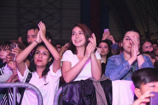 Balıkesir Karesi Belediyesi tarafından gerçekleştirilen Yaza Merhaba konserinde sahne alan ‘Gece Yolcuları’ vatandaşlarla bir araya geldi. Başkan Dinçer Orkan’ında solistlerle düet yaptığı konser renkli görüntülere sahne oldu1