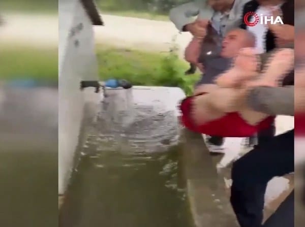 Bolu'da Bayram Namazına gitmeyen köy sakinleri köy muhtarı tarafından tek tek tespit edilerek cezalandırıldı. Köylülerin de destek verdiği cezalandırma tekniği hem katılanlara hemde izleyenlerin eğlenceli vakit geçirmesini sağladı.