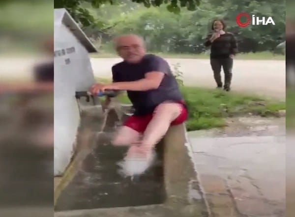 Bolu'da Bayram Namazına gitmeyen köy sakinleri köy muhtarı tarafından tek tek tespit edilerek cezalandırıldı. Köylülerin de destek verdiği cezalandırma tekniği hem katılanlara hemde izleyenlerin eğlenceli vakit geçirmesini sağladı.