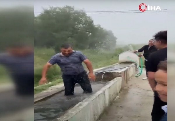 Bolu'da Bayram Namazına gitmeyen köy sakinleri köy muhtarı tarafından tek tek tespit edilerek cezalandırıldı. Köylülerin de destek verdiği cezalandırma tekniği hem katılanlara hemde izleyenlerin eğlenceli vakit geçirmesini sağladı.