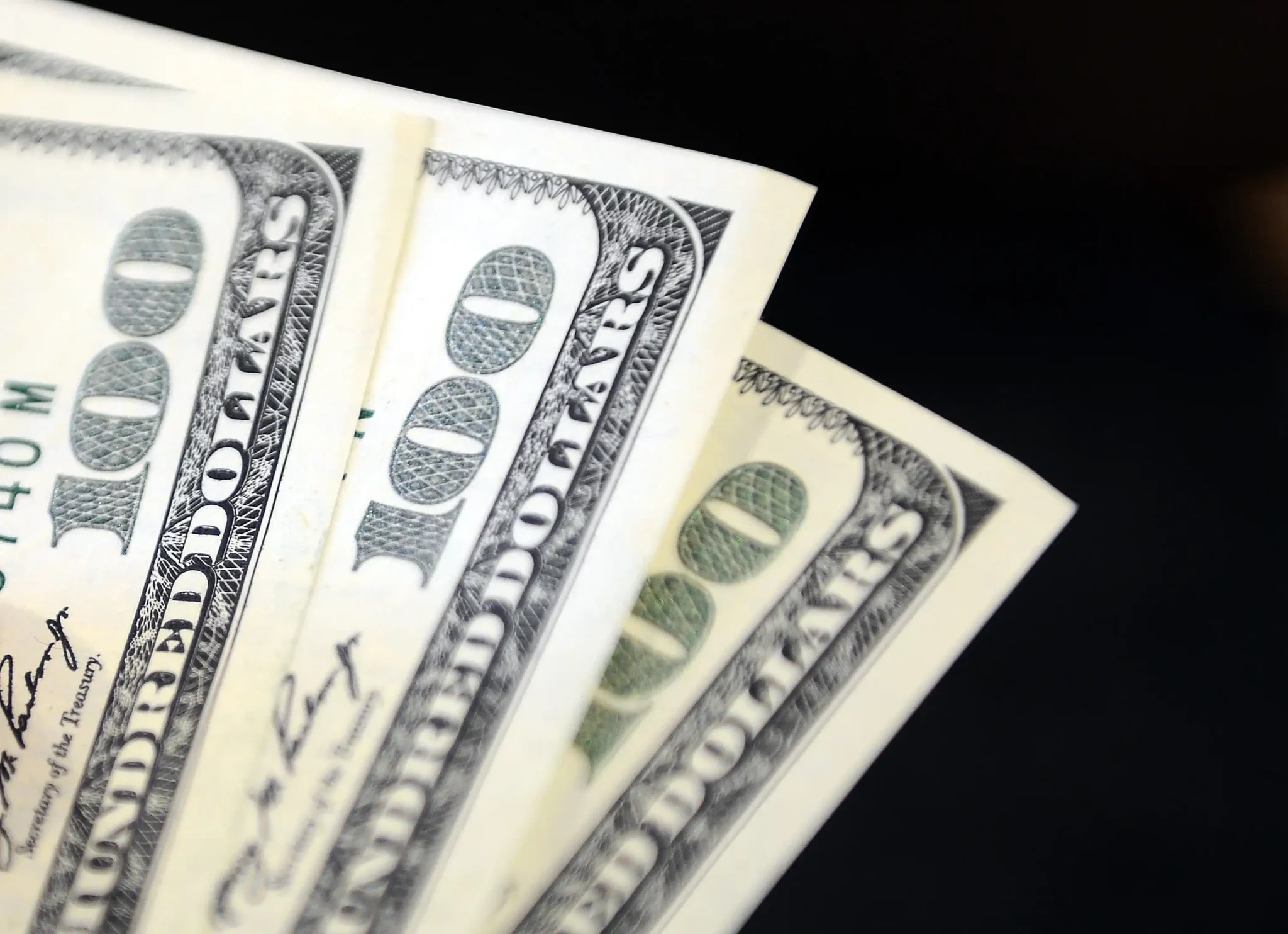 Finansal kesim dışı firmaların net döviz pozisyonu açığı Haziran ayında bir önceki aya oranla 2 milyar 420 milyon dolar artarak 83 milyar 828 milyon dolar olarak hesaplandı.