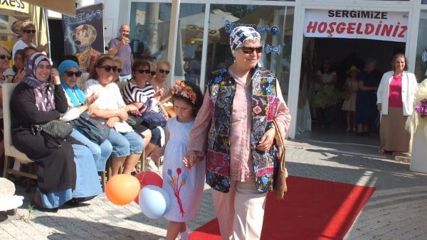 Balıkesir'li Kadınlar Halk Eğitim merkezi tarafından açılan kurslara katıldılar. Bu kurslarda eğitim alan kadınlar geri dönüşümden kaznılan maddelerden hazırladıkları kostümler ile de defile yaptılar.