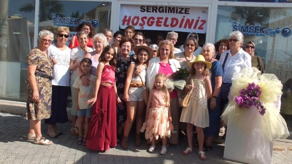 Balıkesir'li Kadınlar Halk Eğitim merkezi tarafından açılan kurslara katıldılar. Bu kurslarda eğitim alan kadınlar geri dönüşümden kaznılan maddelerden hazırladıkları kostümler ile de defile yaptılar.