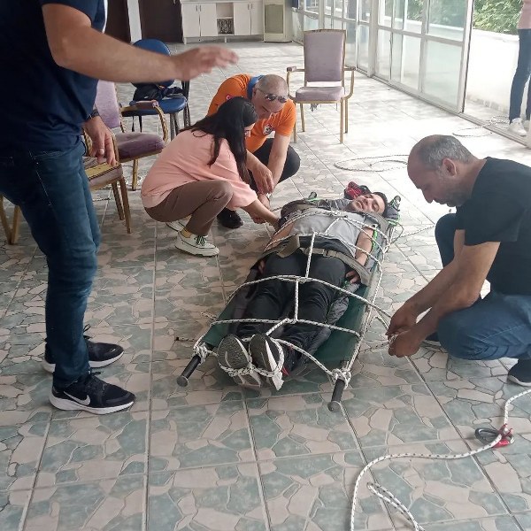 Genel Merkezi Bandırma'da bulunan 911 Arama Kurtarma Derneği ile Erdek Belediyesi arasında imzalanan protokol kapsamında belediye personeline verilmeye başlanan eğitimler devam ediyor.
