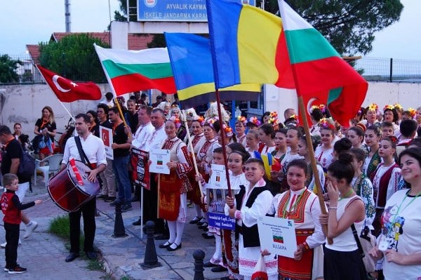  Romanya, Bulgaristan, Sırbistan, Moldova, Hindistan ve Türkiye’den toplam 15 halk dansları topluluklarından 750 dansçının katılımıyla düzenlenen iki günlük festivalde sergilenen folklor oyunları beğeniyle izlendi.