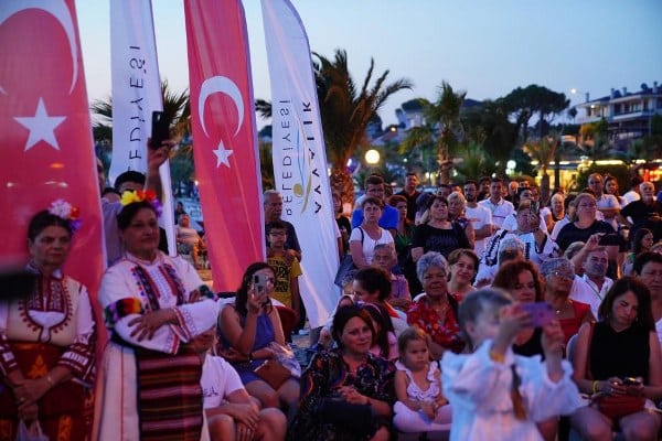 Romanya, Bulgaristan, Sırbistan, Moldova, Hindistan ve Türkiye’den toplam 15 halk dansları topluluklarından 750 dansçının katılımıyla düzenlenen iki günlük festivalde sergilenen folklor oyunları beğeniyle izlendi.