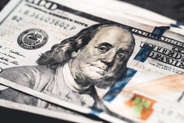 Dolar 23,5730 liradan, Euro ise 25,3410 liradan haftaya başladı.