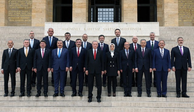 Cumhurbaşkanı Recep Tayyip Erdoğan ve yeni Cumhurbaşkanlığı kabinesi Anıtkabir’i ziyaret etti.
