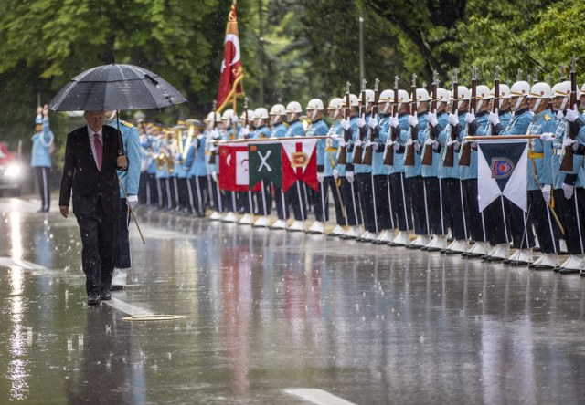 Cumhurbaşkanı Recep Tayyip Erdoğan mecliste yemin ederek göreve başladı. Cumhurbaşkanlığı Külliyesi’nde ise göreve başlama töreni düzenleniyor.