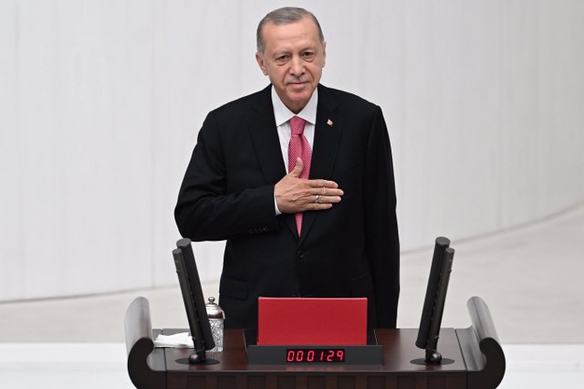 Cumhurbaşkanı Recep Tayyip Erdoğan, mazbatasını TBMM Geçici Başkanı Devlet Bahçeli'den aldı ve ardından yemin etti.