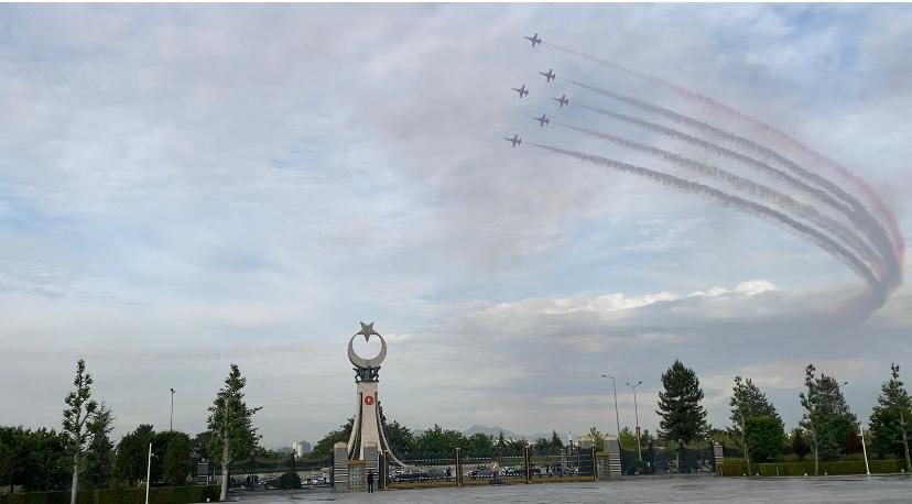 Türk Hava Kuvvetleri'nin akrobasi timi olan Türk Yıldızları, Cumhurbaşkanı Recep Tayyip Erdoğan'ın göreve başlama törenleri için bir gösteri uçuşu gerçekleştirdi.